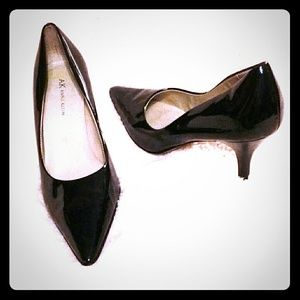 9M/8.5 ANNE KLEIN patent leather pointy toe pump